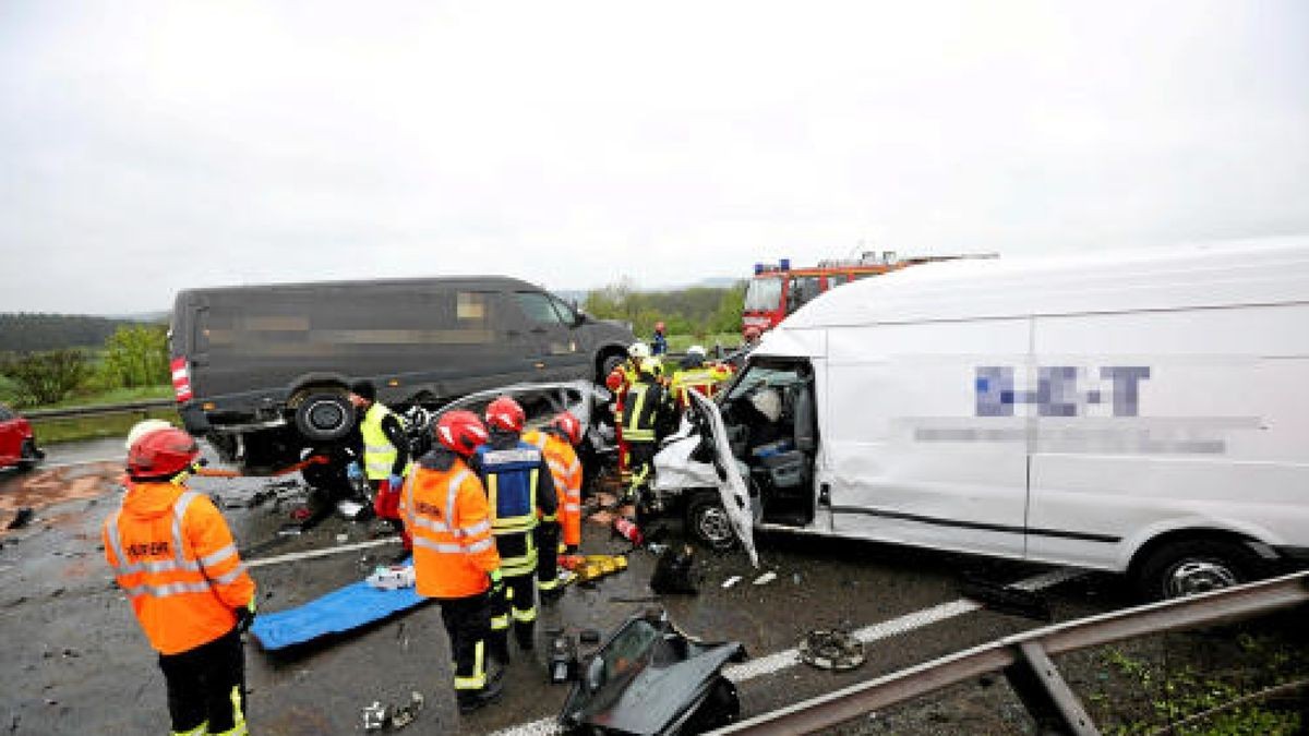 Auf der A4 in Richtung Dresden zwischen Hermsdorf-Ost und Rüdersdorf ist es am Montagnachmittag zu einem schweren Unfall mit 17 Fahrzeugen gekommen. Mehrere Rettungshubschrauber sind im Einsatz. Foto: Björn Walther