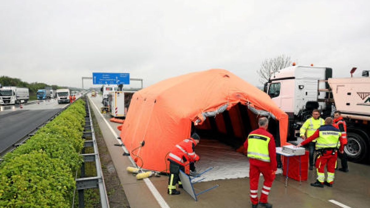 Auf der A4 in Richtung Dresden zwischen Hermsdorf-Ost und Rüdersdorf ist es am Montagnachmittag zu einem schweren Unfall mit 17 Fahrzeugen gekommen. Mehrere Rettungshubschrauber sind im Einsatz. Foto: Björn Walther