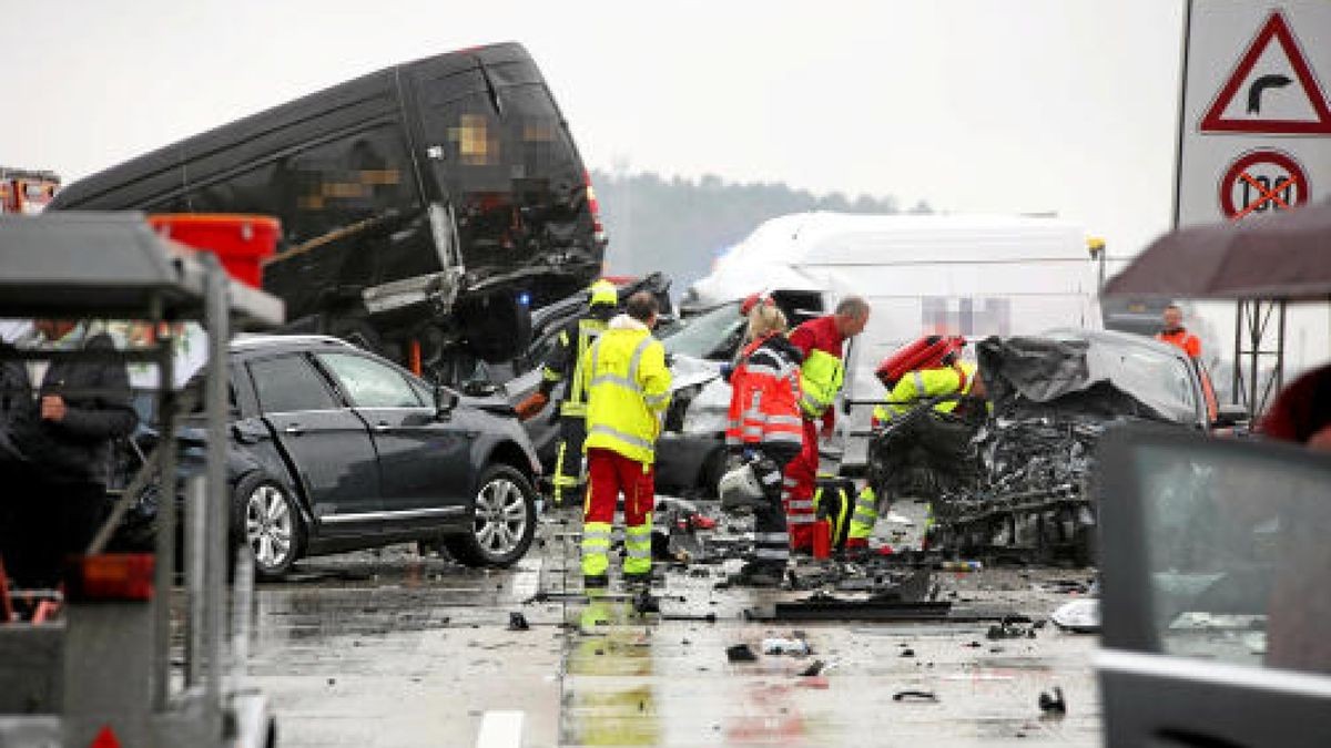 Auf der A4 in Richtung Dresden zwischen Hermsdorf-Ost und Rüdersdorf ist es am Montagnachmittag zu einem schweren Unfall mit 17 Fahrzeugen gekommen. Mehrere Rettungshubschrauber sind im Einsatz. Foto: Björn Walther