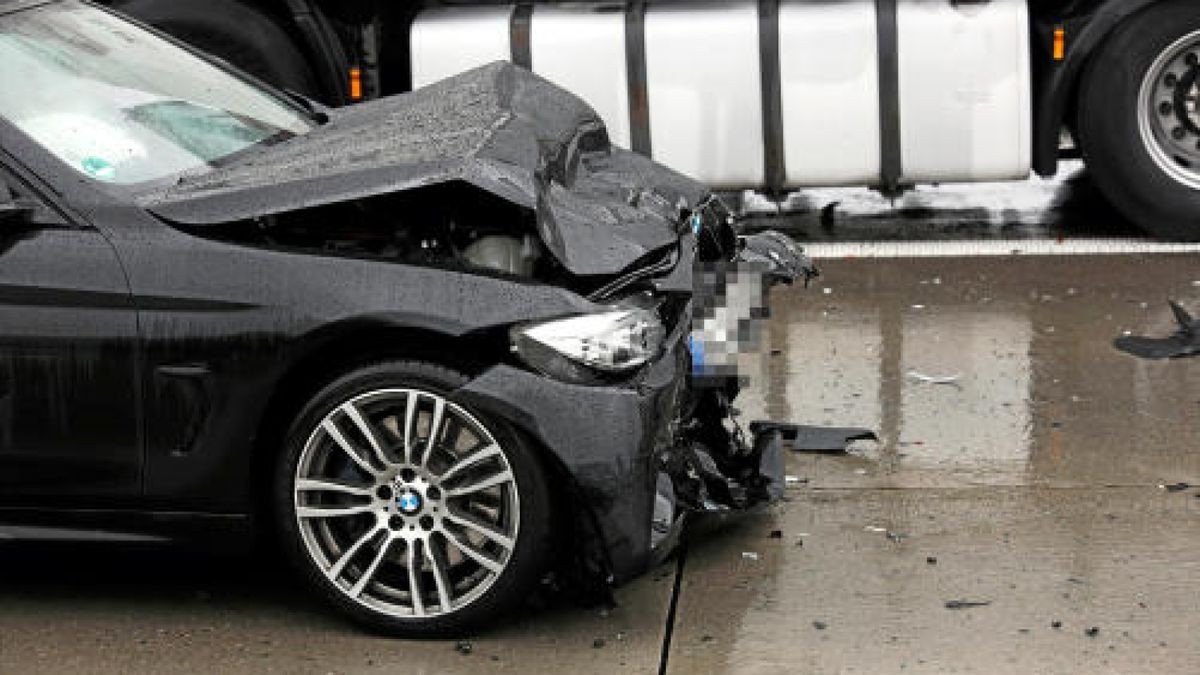 Auf der A4 in Richtung Dresden zwischen Hermsdorf-Ost und Rüdersdorf ist es am Montagnachmittag zu einem schweren Unfall mit 17 Fahrzeugen gekommen. Mehrere Rettungshubschrauber sind im Einsatz. Foto: Björn Walther