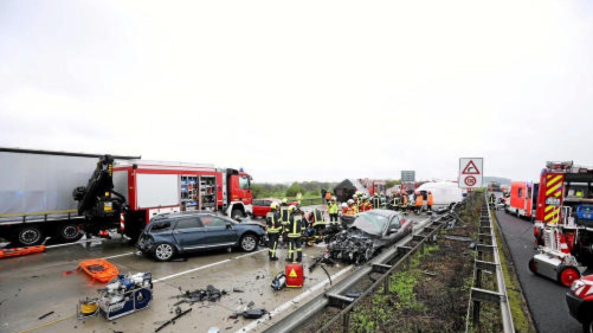 Auf der A4 in Richtung Dresden zwischen Hermsdorf-Ost und Rüdersdorf ist es am Montagnachmittag zu einem schweren Unfall mit 17 Fahrzeugen gekommen. Mehrere Rettungshubschrauber sind im Einsatz. Foto: Björn Walther