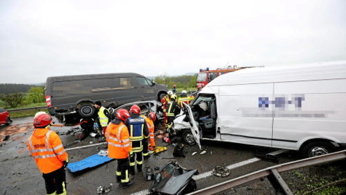 Auf der A4 in Richtung Dresden zwischen Hermsdorf-Ost und Rüdersdorf ist es am Montagnachmittag zu einem schweren Unfall mit 17 Fahrzeugen gekommen. Mehrere Rettungshubschrauber sind im Einsatz. Foto: Björn Walther