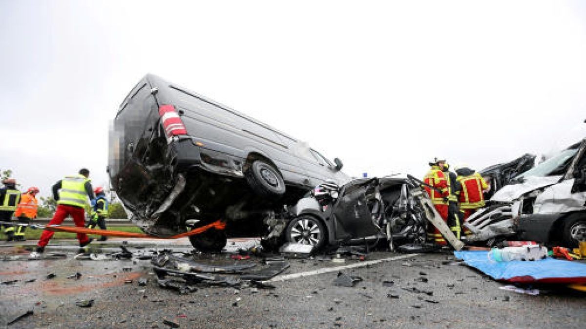 Auf der A4 in Richtung Dresden zwischen Hermsdorf-Ost und Rüdersdorf ist es am Montagnachmittag zu einem schweren Unfall mit 17 Fahrzeugen gekommen. Mehrere Rettungshubschrauber sind im Einsatz. Foto: Björn Walther