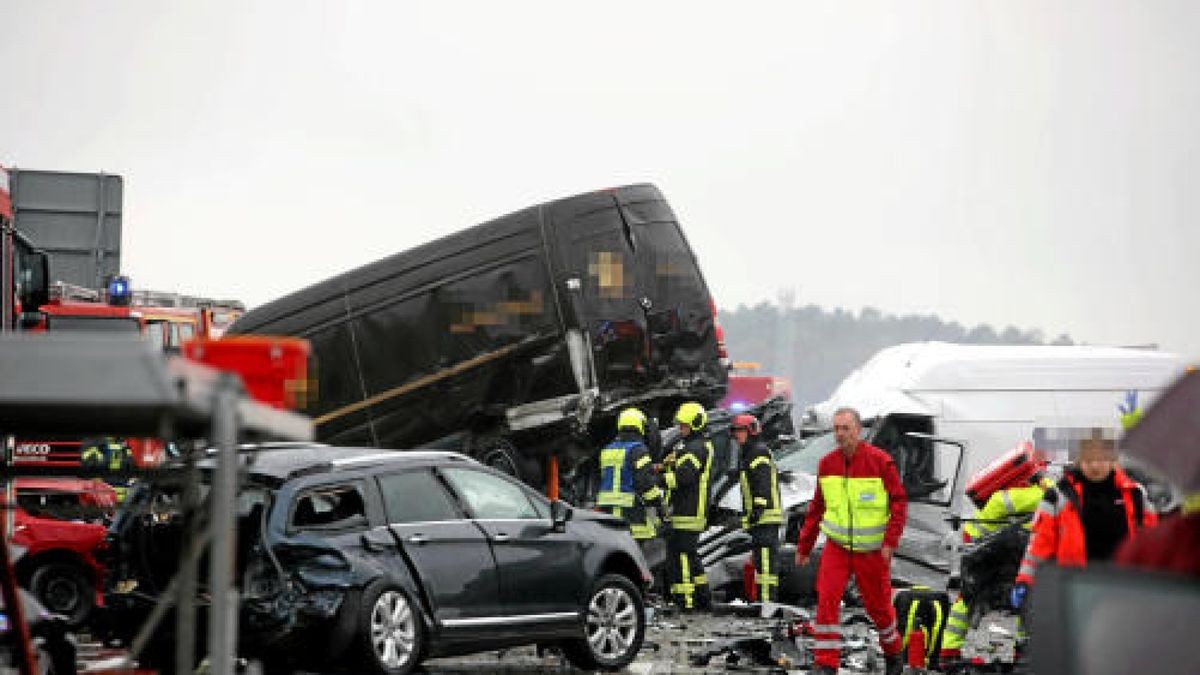 Auf der A4 in Richtung Dresden zwischen Hermsdorf-Ost und Rüdersdorf ist es am Montagnachmittag zu einem schweren Unfall mit 17 Fahrzeugen gekommen. Mehrere Rettungshubschrauber sind im Einsatz. Foto: Björn Walther