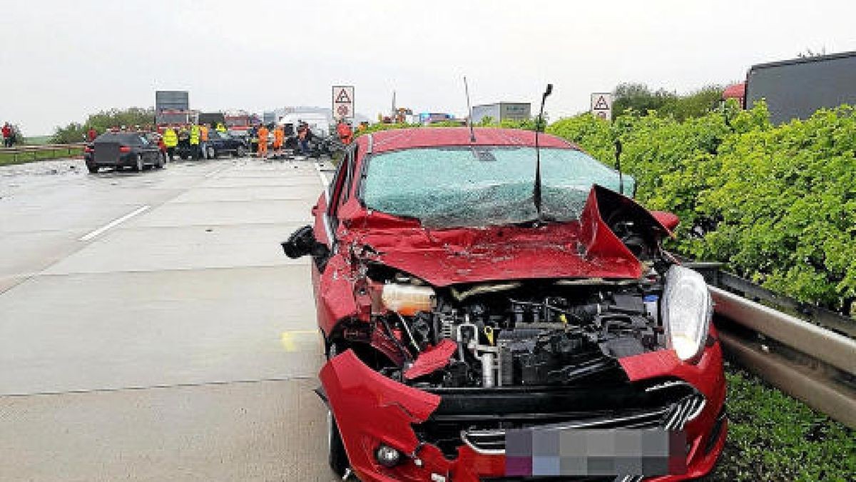 Auf der A4 in Richtung Dresden zwischen Hermsdorf-Ost und Rüdersdorf ist es am Montagnachmittag zu einem schweren Unfall mit 17 Fahrzeugen gekommen. Mehrere Rettungshubschrauber sind im Einsatz. Foto: Jens Henning