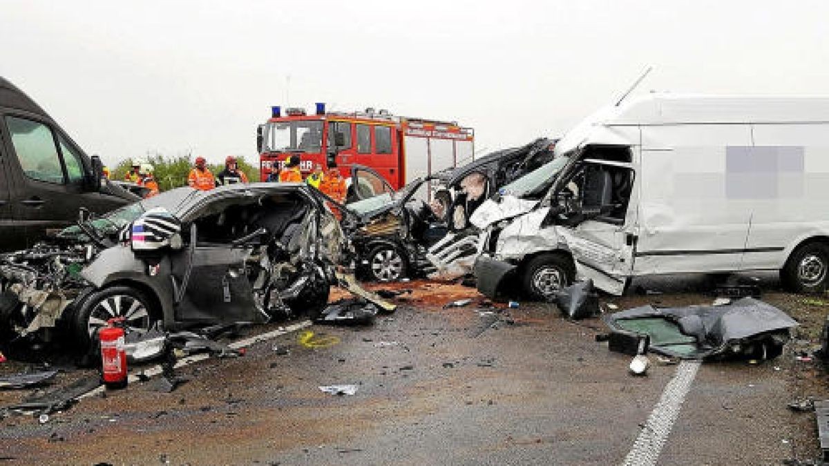 Auf der A4 in Richtung Dresden zwischen Hermsdorf-Ost und Rüdersdorf ist es am Montagnachmittag zu einem schweren Unfall mit 17 Fahrzeugen gekommen. Mehrere Rettungshubschrauber sind im Einsatz. Foto: Jens Henning