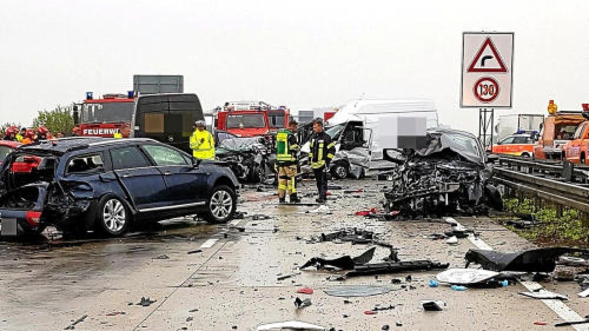 Auf der A4 in Richtung Dresden zwischen Hermsdorf-Ost und Rüdersdorf ist es am Montagnachmittag zu einem schweren Unfall mit 17 Fahrzeugen gekommen. Mehrere Rettungshubschrauber sind im Einsatz. Foto: Jens Henning