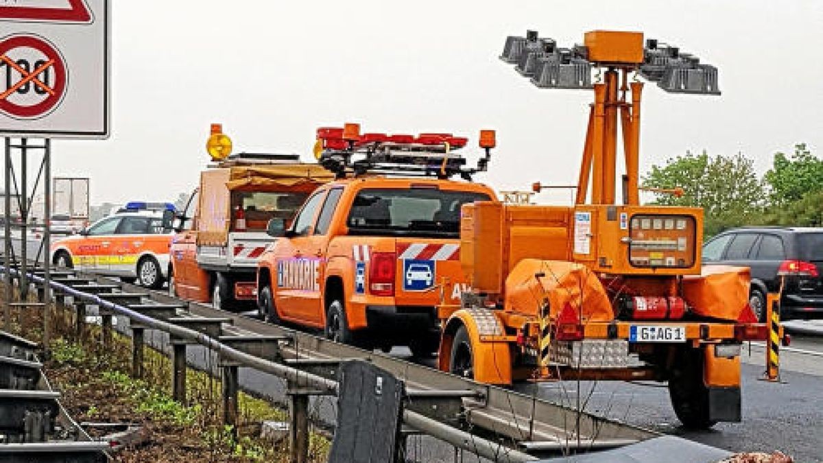 Auf der A4 in Richtung Dresden zwischen Hermsdorf-Ost und Rüdersdorf ist es am Montagnachmittag zu einem schweren Unfall mit 17 Fahrzeugen gekommen. Mehrere Rettungshubschrauber sind im Einsatz. Foto: Jens Henning