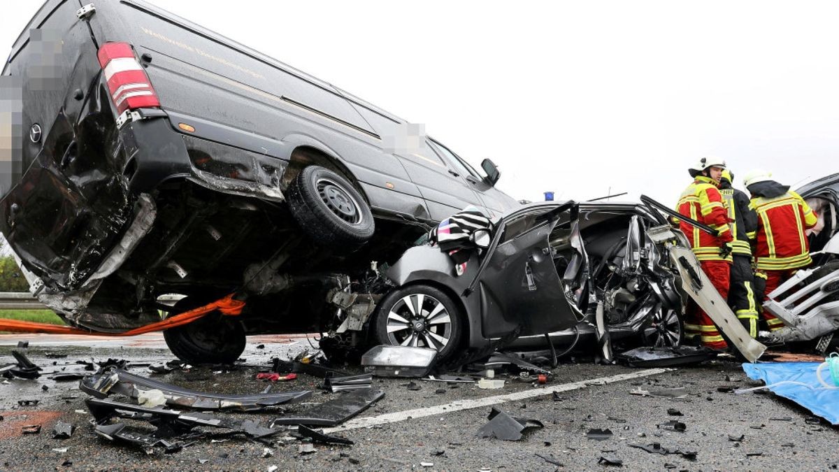 Auf der A4 in Richtung Dresden zwischen Hermsdorf-Ost und Rüdersdorf ist es am Montagnachmittag zu einem schweren Unfall mit 17 Fahrzeugen gekommen. Mehrere Rettungshubschrauber sind im Einsatz.