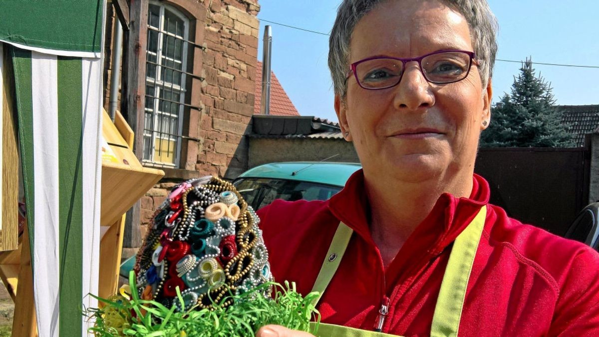 Rita Zöller aus Hemleben im Kyffhäuserkreis stellt aus Resten von Reißverschlüssen aus Heiligenstadt filigrane Kunstwerke her.