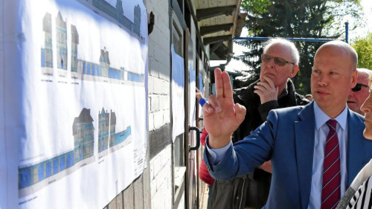 Torsten Schubert, Geschäftsführer der SWE Bäder GmbH, erklärt den Mitgliedern des Fördervereins die Sanierungspläne für das Dreienbrunnenbad.Foto: Marco Schmidt