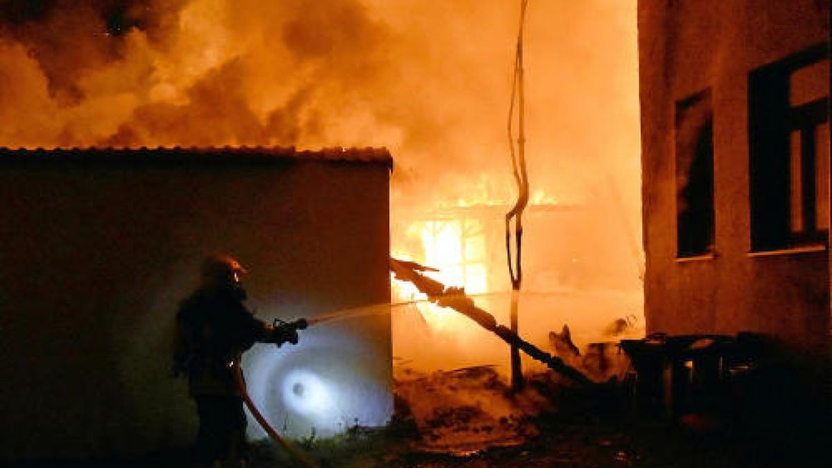 Brand auf einem Grundstück im Hinterland von Thälmann- und Röhrstraße in Weimar. Foto: Michael Baar