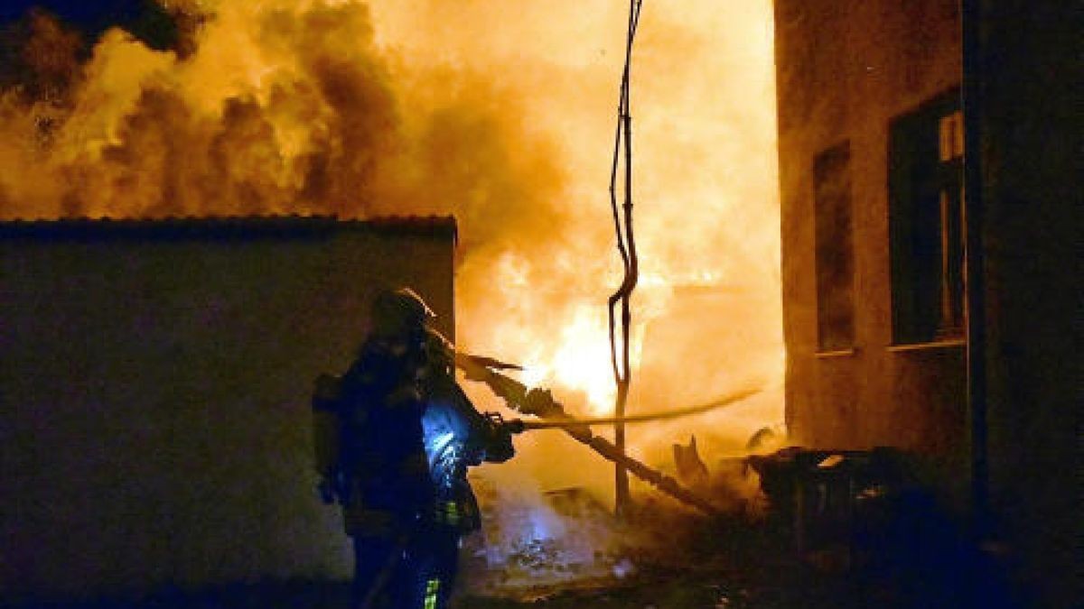 Brand auf einem Grundstück im Hinterland von Thälmann- und Röhrstraße in Weimar. Foto: Michael Baar