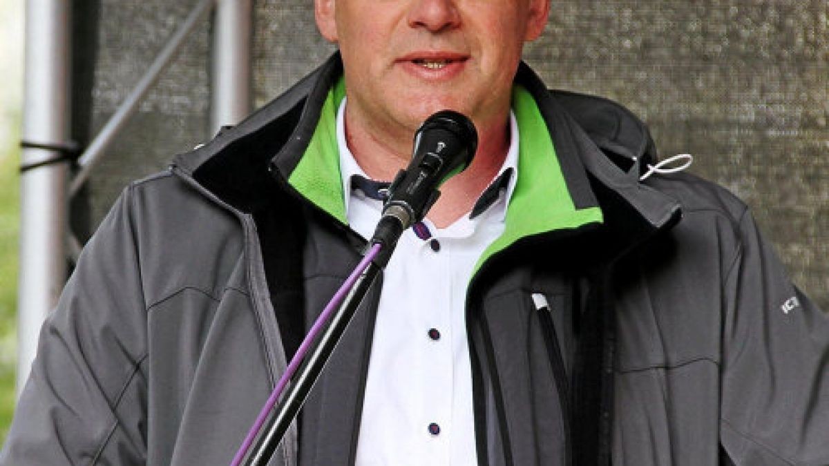 Der DGB lud zur Maikundgebung auf den Nordhäuser Rathausplatz ein. Landrat Matthias Jendricke (SPD) sprach ein Grußwort.Foto: Hans-Peter Blum