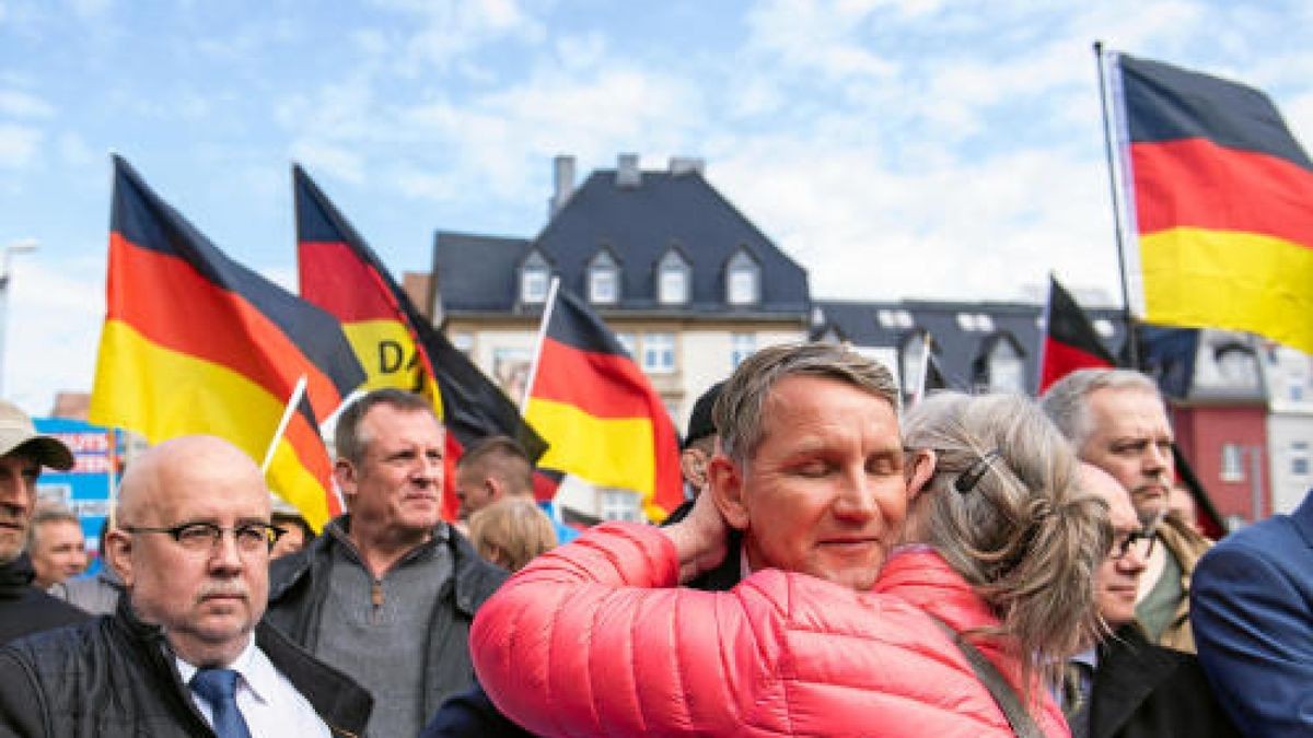 Björn Höcke trifft auf einen Fan.