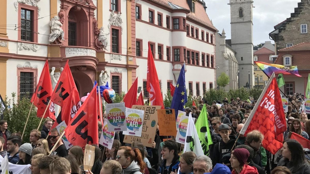 4000 Teilnehmer sind laut Veranstalter dem Aufruf von DGB und dem Bündnis „Zusammenstehen“ gefolgt.