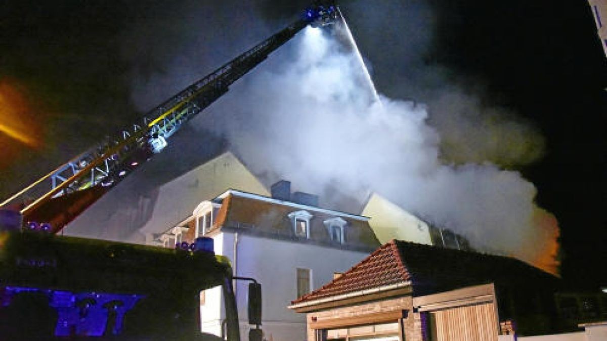 Brand auf einem Grundstück im Hinterland von Thälmann- und Röhrstraße in Weimar. Foto: Michael Baar