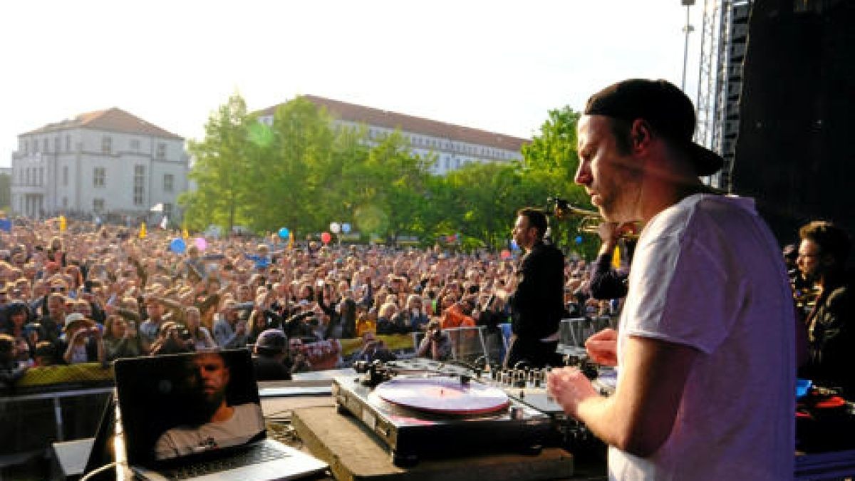 Fest der Vielen am 1. Mai an der Erfurter Südschwimmhalle mit Clueso, Joris und vielen anderen Musikern. Foto: Frank Karmeyer