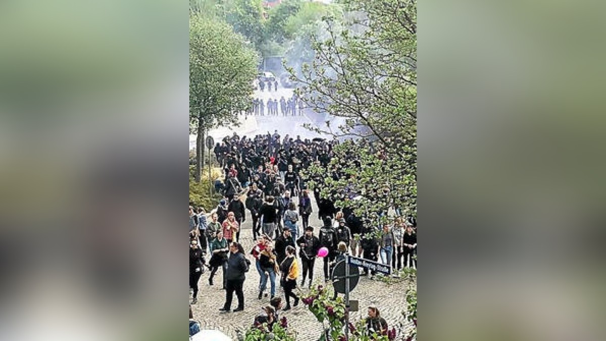 Bilder von den Mai-Demonstrationen in Erfurt. So sah es in der Gustav-Freytag-Straße gegen 11 Uhr aus.