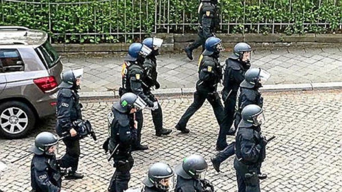 Bilder von den Mai-Demonstrationen in Erfurt. So sah es in der Gustav-Freytag-Straße gegen 11 Uhr aus.