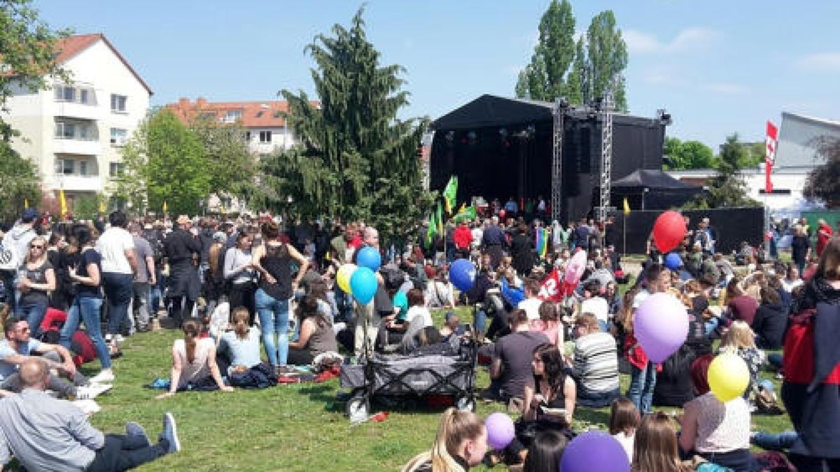 Diskussionsrund bei der Bunten Demo am Landtag. 50 Meter lang ist die Schlange am Bratwurststand. Gibt es hier wirklich nur einen?