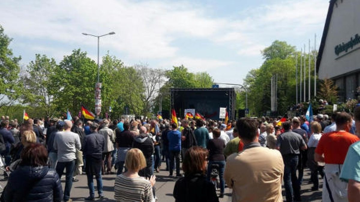 Bei der AfD an der Thüringenhalle spricht ein Redner über Digitalisierung und Ostdeutsche.