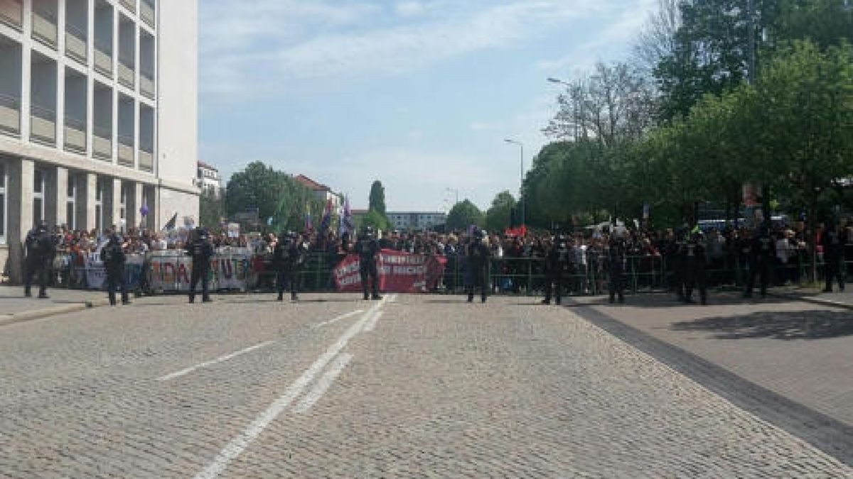 Am Landtag ist längst die DGB Demo eingetroffen.