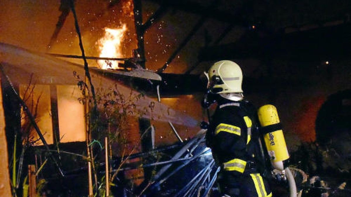 Brand auf einem Grundstück im Hinterland von Thälmann- und Röhrstraße in Weimar. Foto: Michael Baar