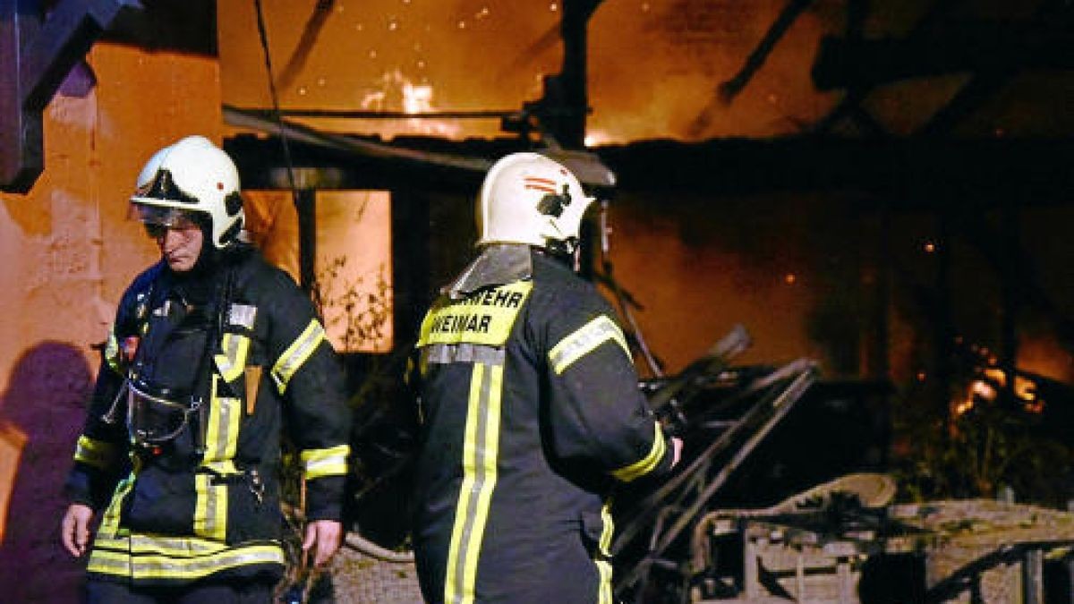 Brand auf einem Grundstück im Hinterland von Thälmann- und Röhrstraße in Weimar. Foto: Michael Baar