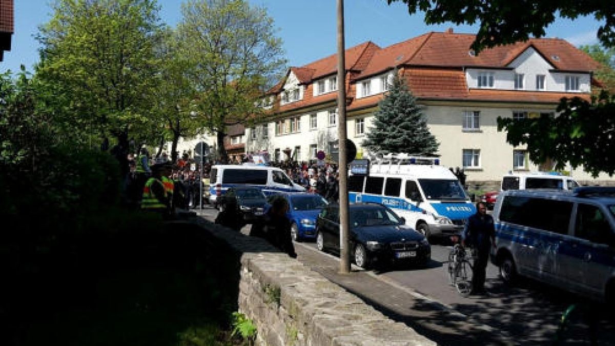 Knapp 100 Meter von den Gegendemonstranten entfernt läuft die AfD die Arnstädter Straße entlang.