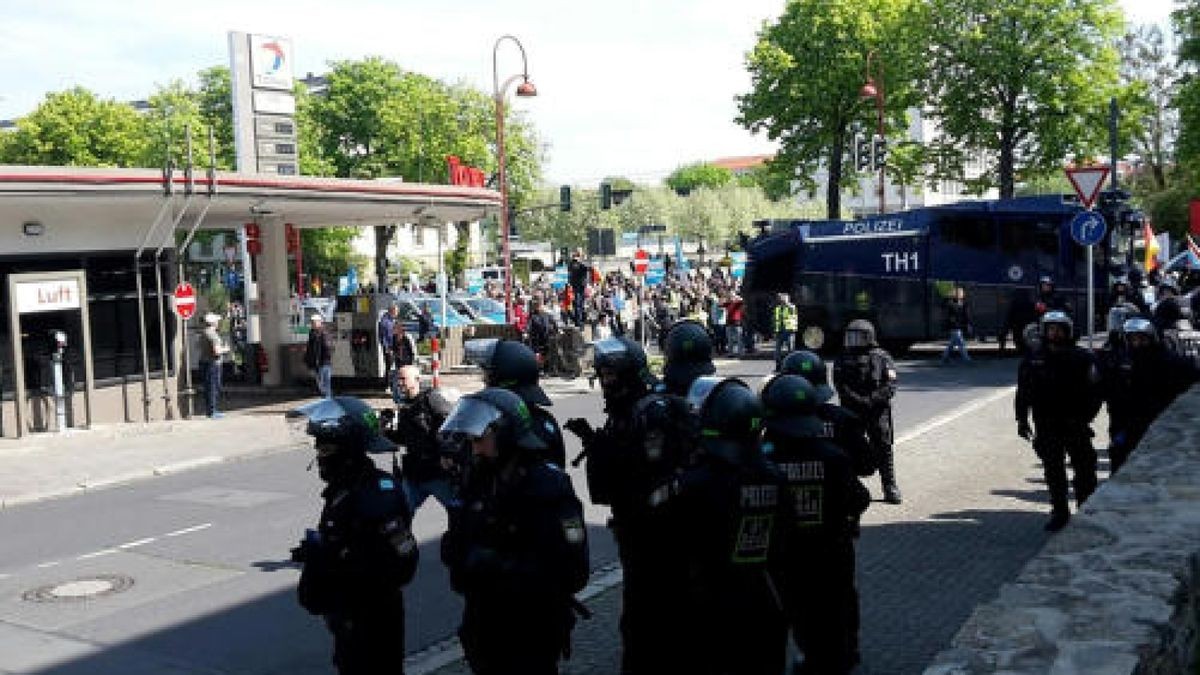 Knapp 100 Meter von den Gegendemonstranten entfernt läuft die AfD die Arnstädter Straße entlang.