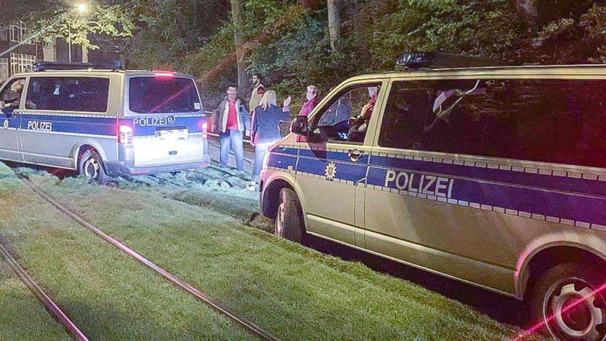 Zwei Polizeifahrzeuge haben sich in Erfurt im Gleisbett festgefahren.