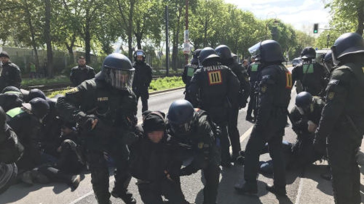 Die Sitzblockade wird von der Polizei geräumt.