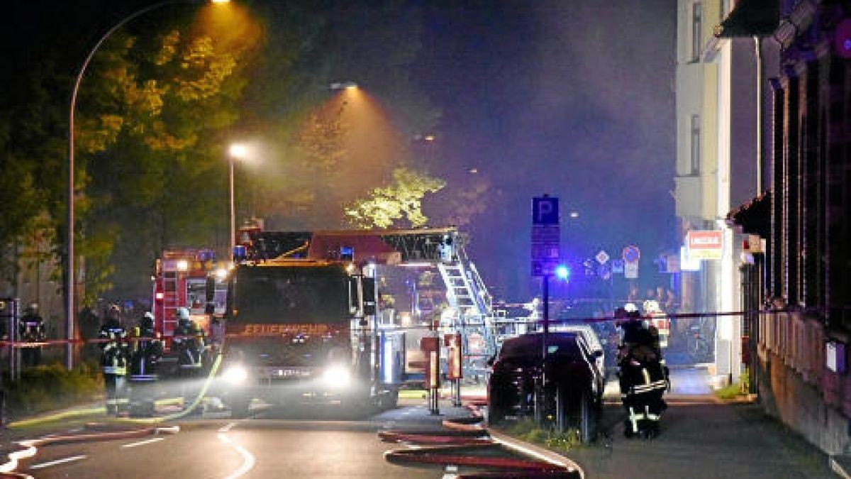 Brand auf einem Grundstück im Hinterland von Thälmann- und Röhrstraße in Weimar. Foto: Michael Baar