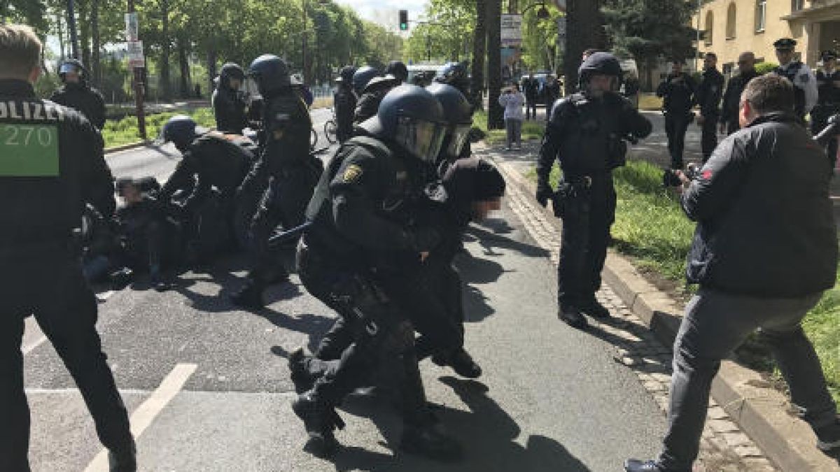 Die Sitzblockade wird von der Polizei geräumt.