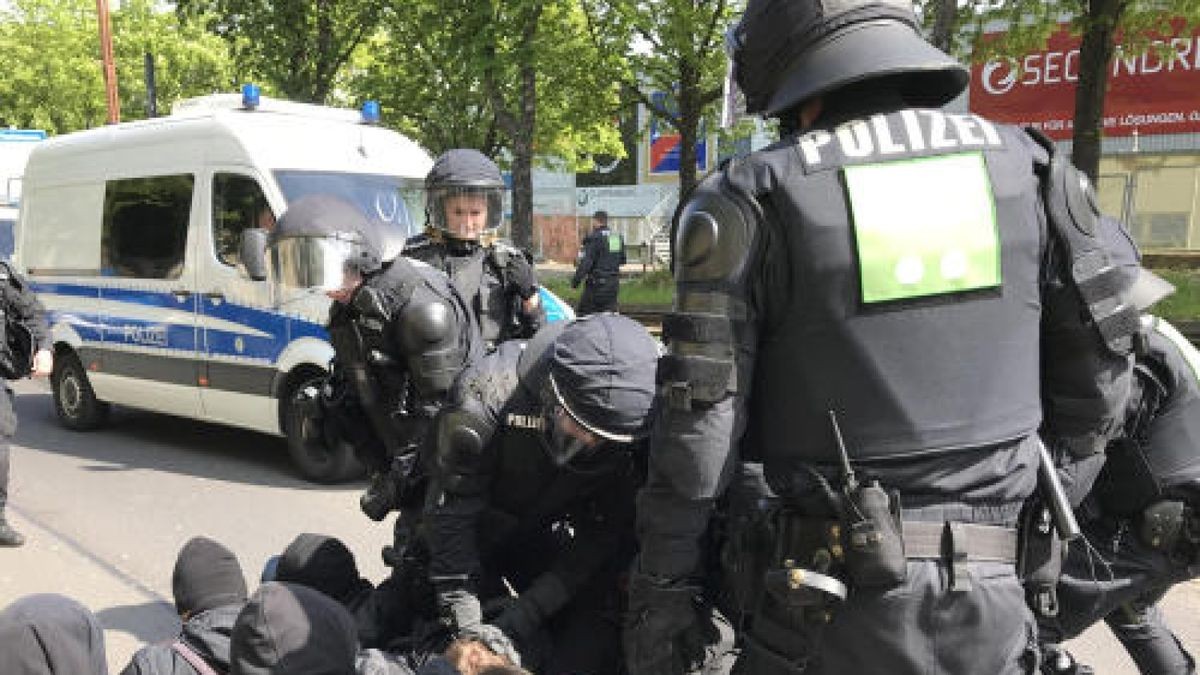 Die Polizei hat eine Gruppe Gegendemonstranten in Gewahrsam genommen.