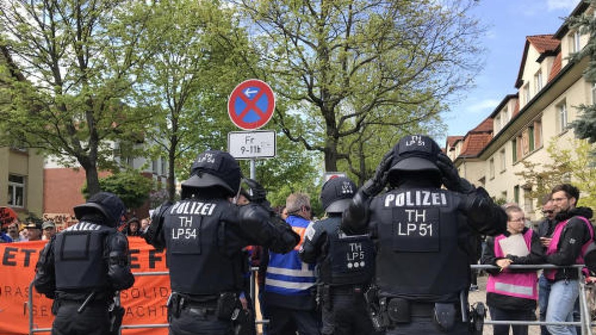 Die Polizei hat den Demonstrationszug von AfD-Gegnern gestoppt.