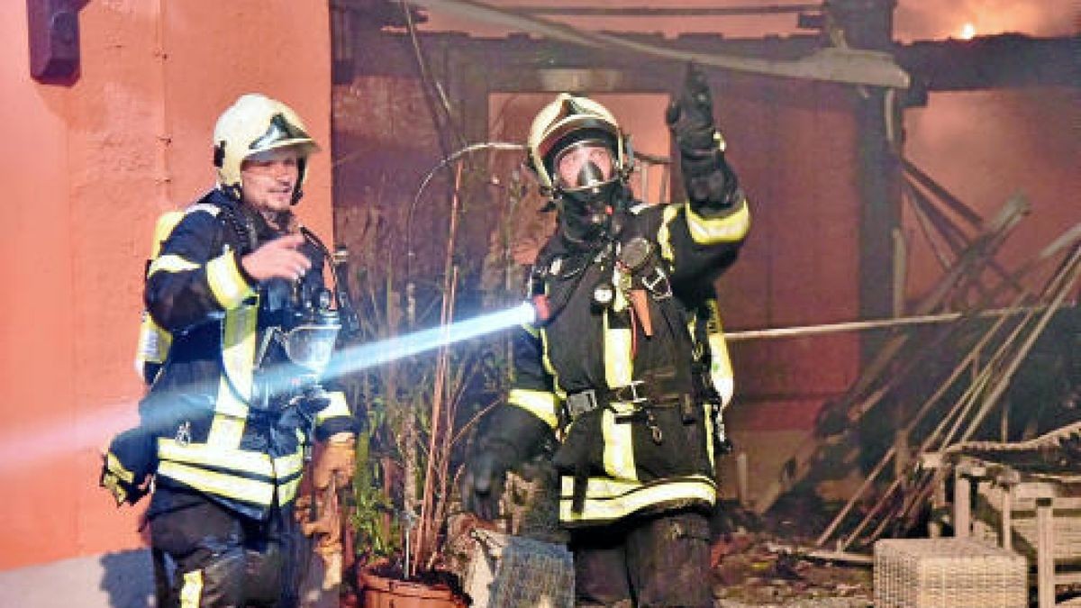 Brand auf einem Grundstück im Hinterland von Thälmann- und Röhrstraße in Weimar. Foto: Michael Baar