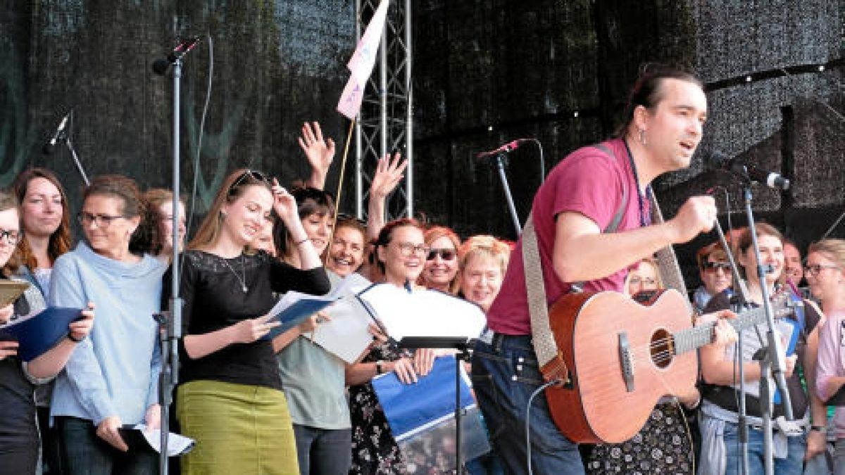 Fest der Vielen am 1. Mai an der Erfurter Südschwimmhalle mit Clueso, Joris und vielen anderen Musikern. Foto: Frank Karmeyer