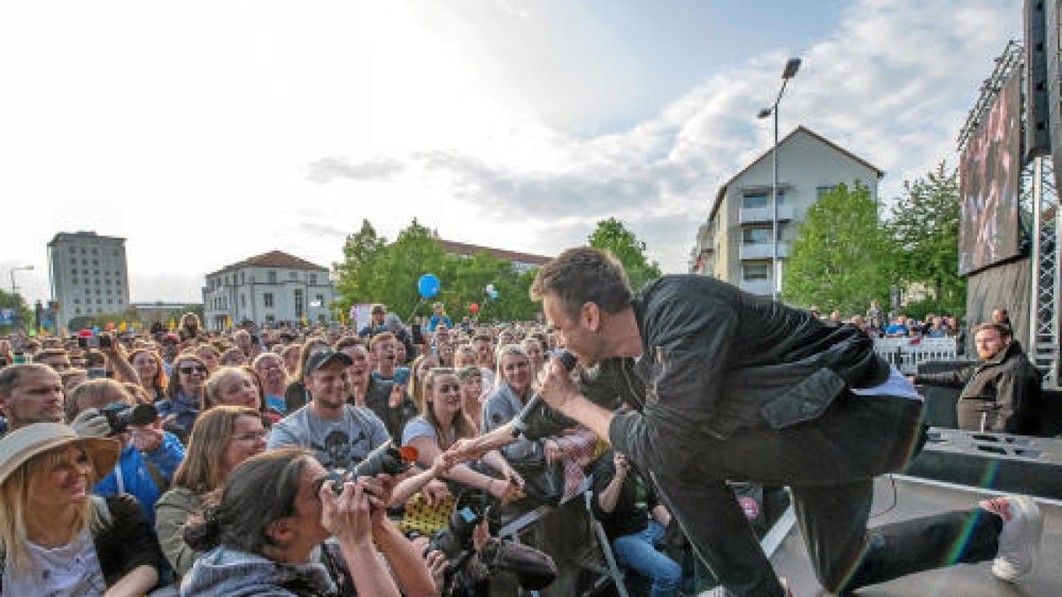 Das Konzert Fest der Vielen wurde organisiert vom Bündnis Zusammenstehen u.a. mit Clueso, der mit Thomas D. und Smudo von den Fantastischen Vier den Song Zusammen zeigte.