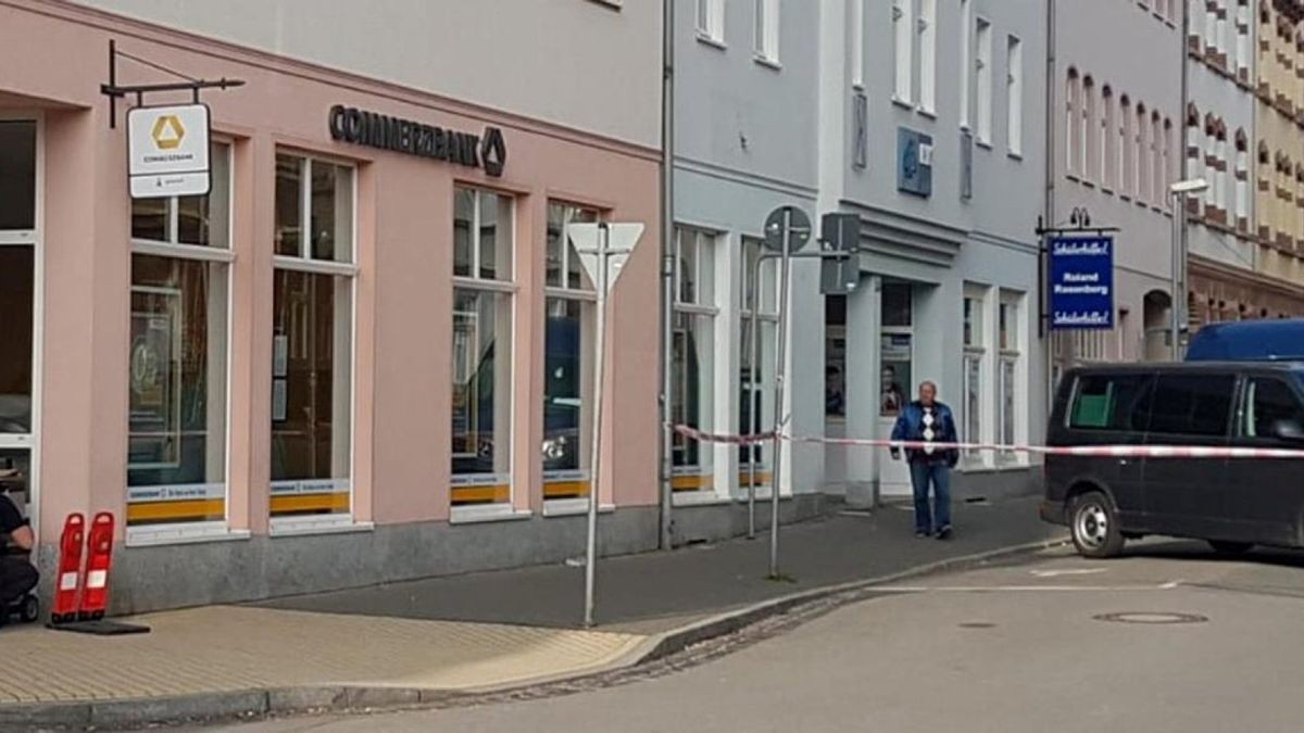 Unbekannte haben am frühen Donnerstagmorgen in Arnstadt versucht, Geldautomaten einer Bankfiliale zu sprengen.