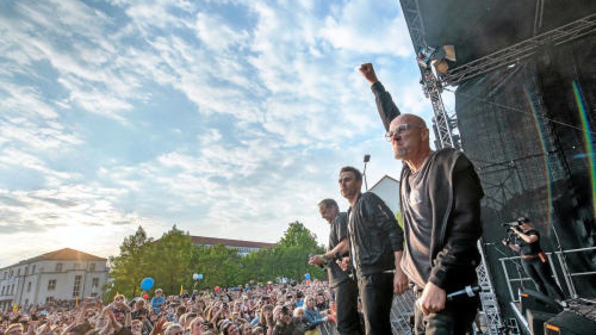 Das Konzert Fest der Vielen wurde organisiert vom Bündnis Zusammenstehen u.a. mit Clueso, der mit Thomas D. und Smudo von den Fantastischen Vier den Song Zusammen zeigte.