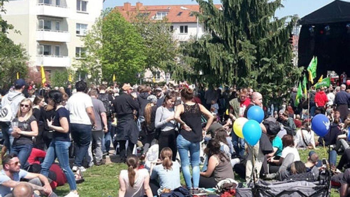 Diskussionsrund bei der Bunten Demo am Landtag. 50 Meter lang ist die Schlange am Bratwurststand. Gibt es hier wirklich nur einen?Foto: Holger Wetzel