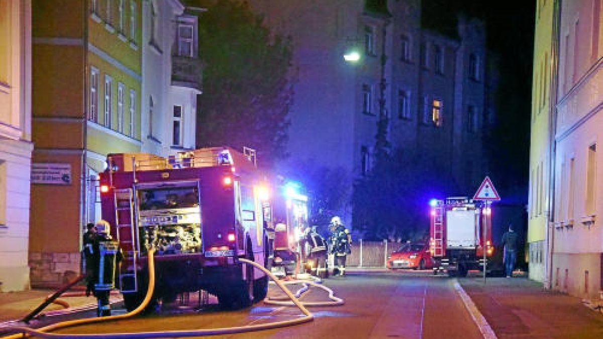 Brand auf einem Grundstück im Hinterland von Thälmann- und Röhrstraße in Weimar. Foto: Michael Baar