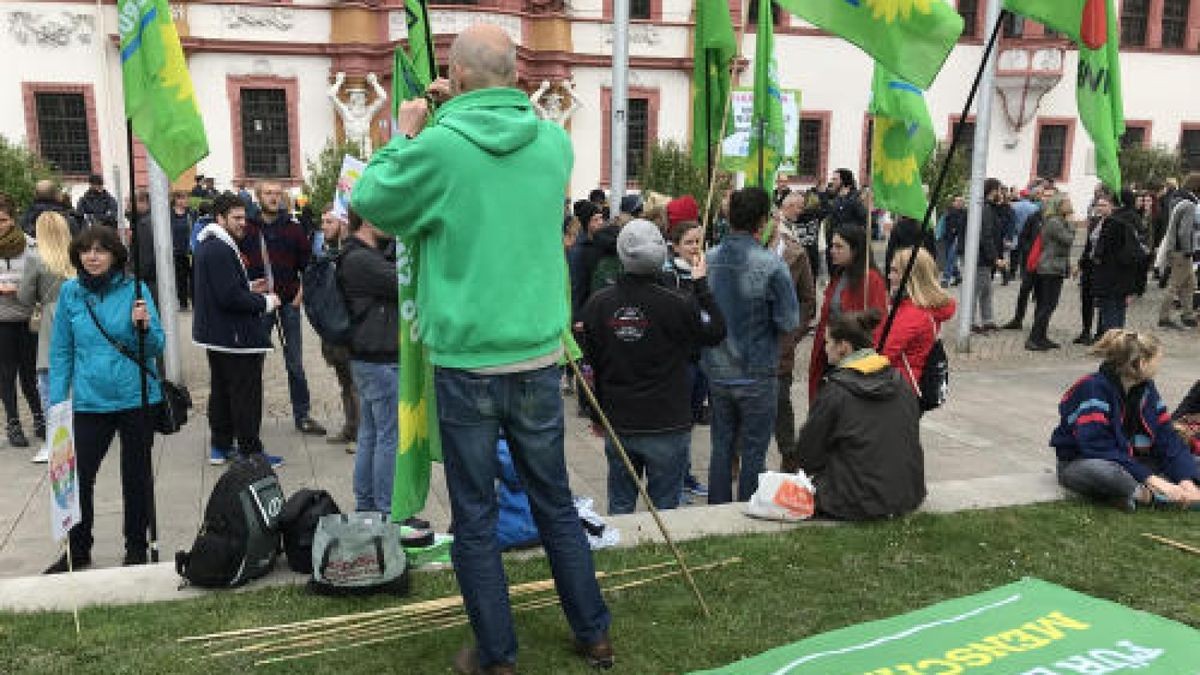 Vor der Staatskanzlei am Hirschgarten in Erfurt.