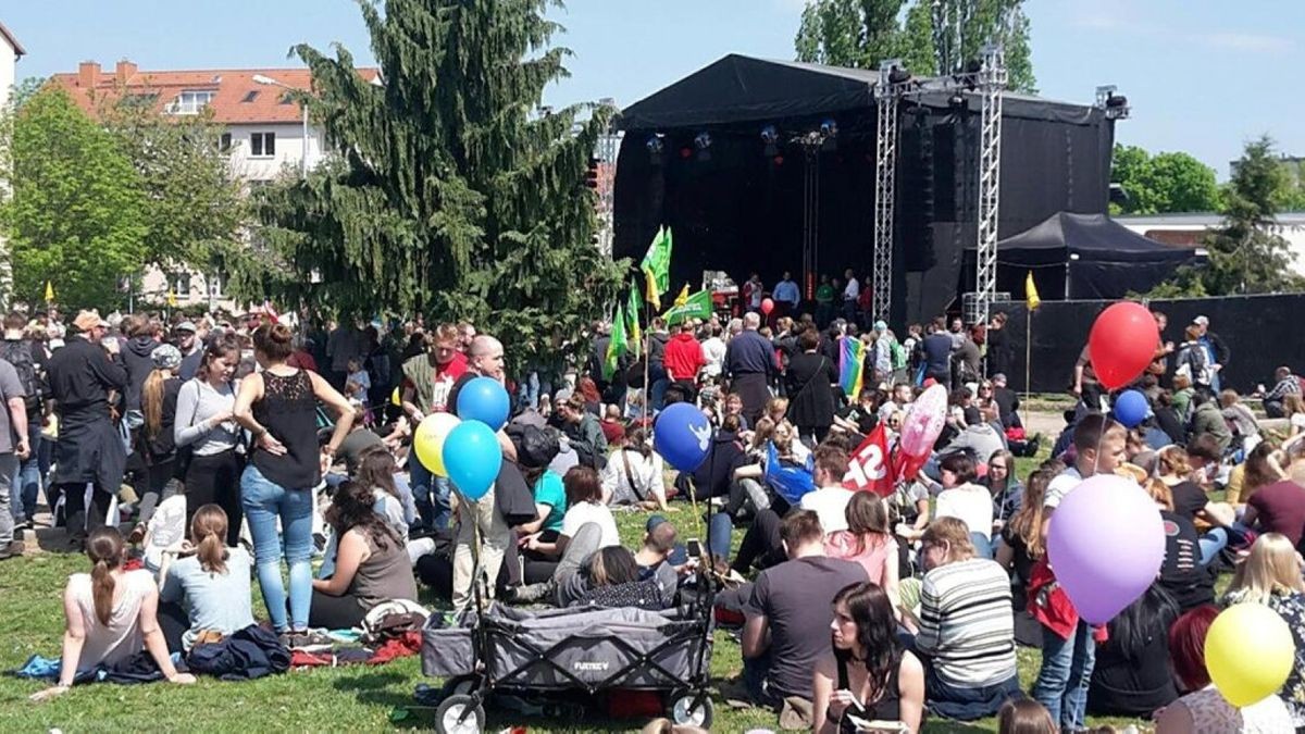 50 Meter lang ist die Schlange am Bratwurststand. Gibt es hier wirklich nur einen? Das Fest der Vielen wurde an die Südschwimmhalle verlegt.