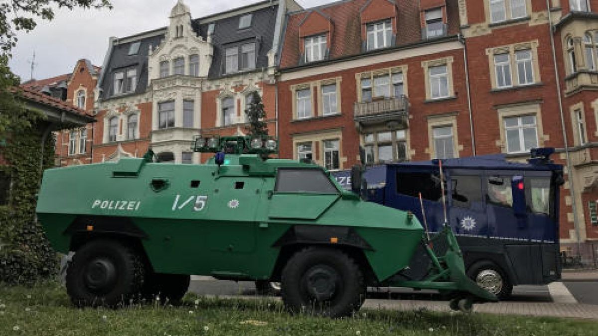 Auch ein gepanzertes Fahrzeug wird den Einsatz der Polizei heute in Erfurt unterstützen.