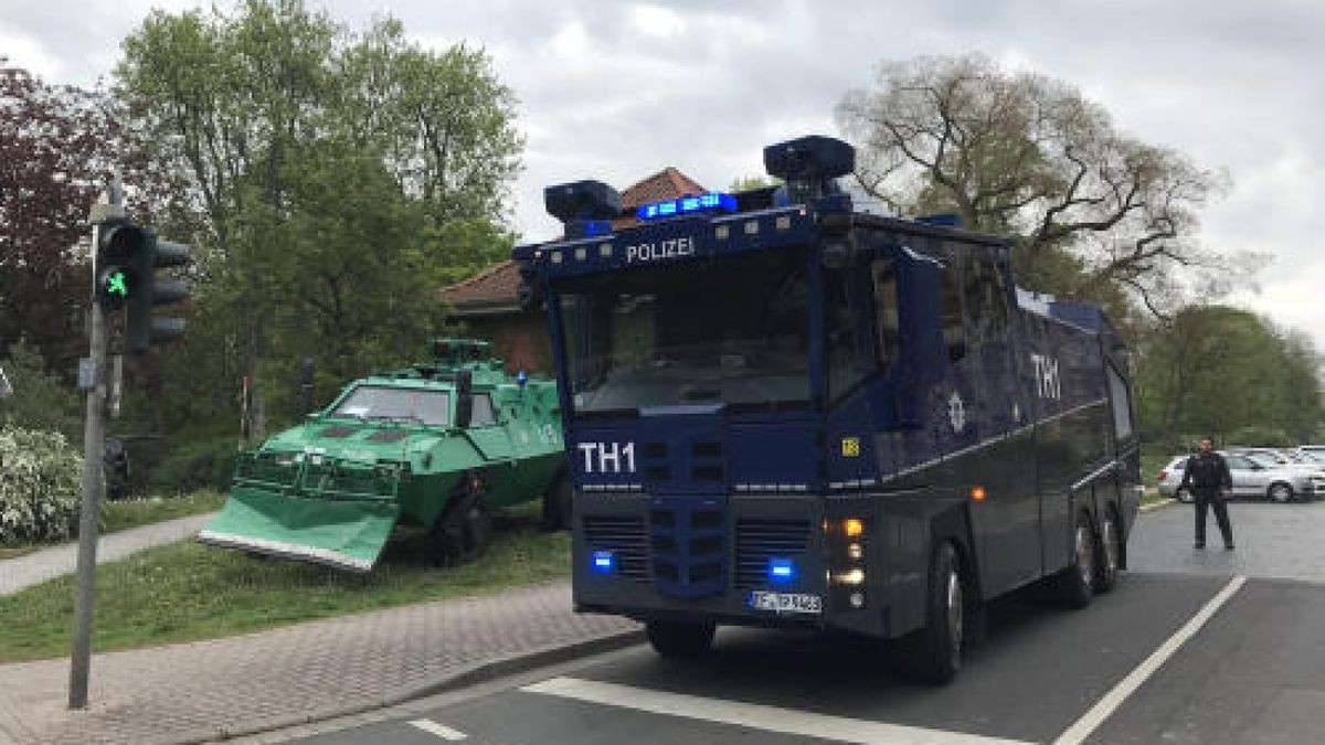 Ein Wasserwerfer der Polizei erreicht am Morgen des 1. Mai mit Erfurt seinen heutigen Einsatzort.