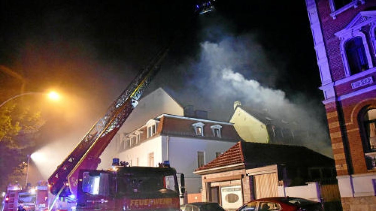 Brand auf einem Grundstück im Hinterland von Thälmann- und Röhrstraße in Weimar. Foto: Michael Baar