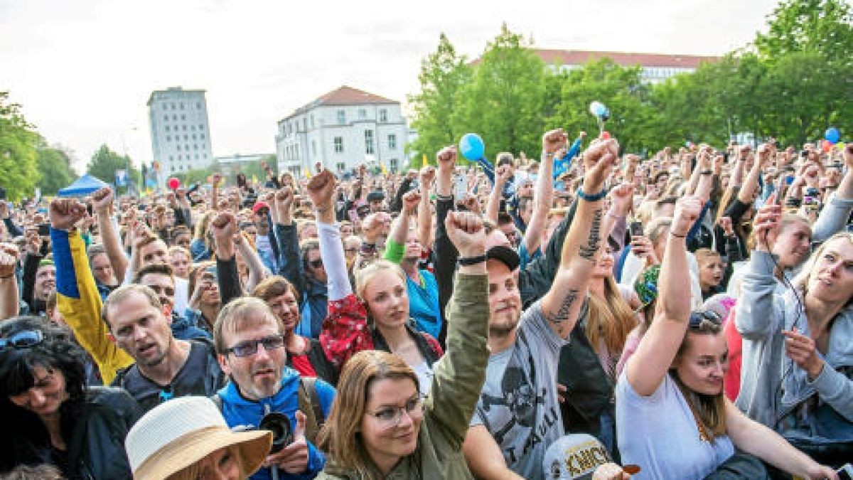 Das Konzert Fest der Vielen wurde organisiert vom Bündnis Zusammenstehen u.a. mit Clueso, der mit Thomas D. und Smudo von den Fantastischen Vier den Song Zusammen zeigte.